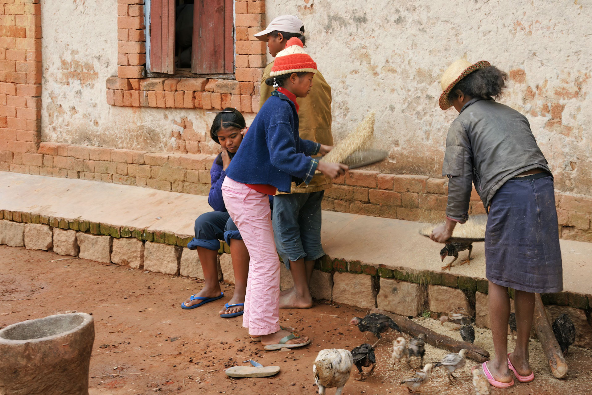 Vor dem Mehlstampfen werden die Reiskörner durch Sieben von Fremdkörpern gereinigt